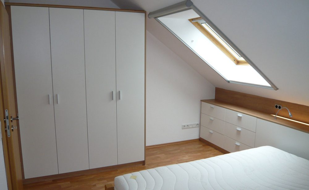 Individuelle Schlafzimmermöbel bei Dachschräge