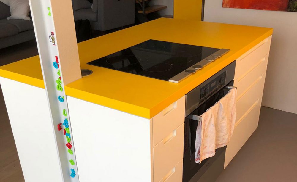 Helle gelbe Kücheninsel